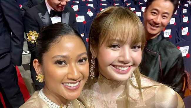 Selfie bareng Lisa BLACKPINK, Clarestia Taufan Minta Lakukan...