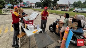 FOTO: BBM Habis, Pegawai SPBU Swasta Jualan Kopi dan Makanan