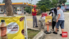 Kisah Petugas SPBU Shell Banting Setir Jualan Keripik Imbas BBM Kosong