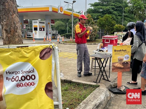 Kisah Petugas SPBU Shell Banting Setir Jualan Keripik Imbas BBM Kosong