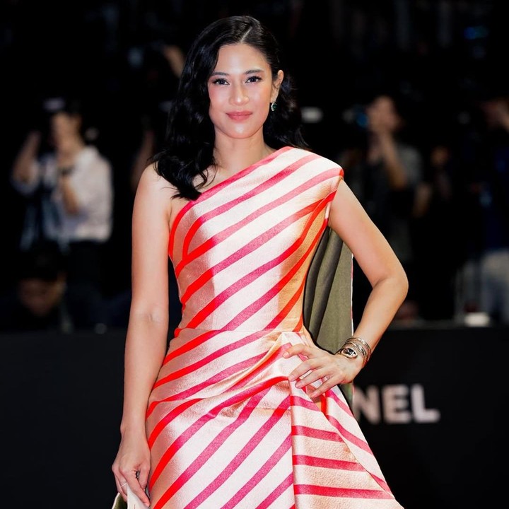 <p>Dian yang memerankan Cinta dalam film <em>Ada Apa Dengan Cinta? (AADC) </em>juga terlihat mengabadikan foto bersama Leya yang juga berperan sebagai Cinta dalam film <em>Rangga &amp; Cinta</em>. (Foto: Instagram@therealdisastr)</p>
