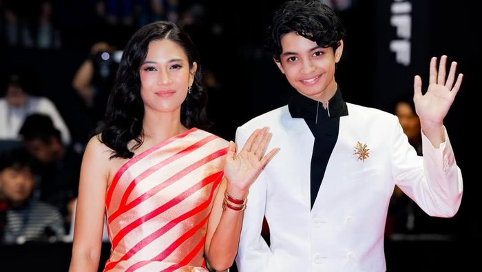 Dian Sastrowardoyo dan Ali Fikry di BIFF 2025. Mereka mewakilkan film Esok Tanpa Ibu.