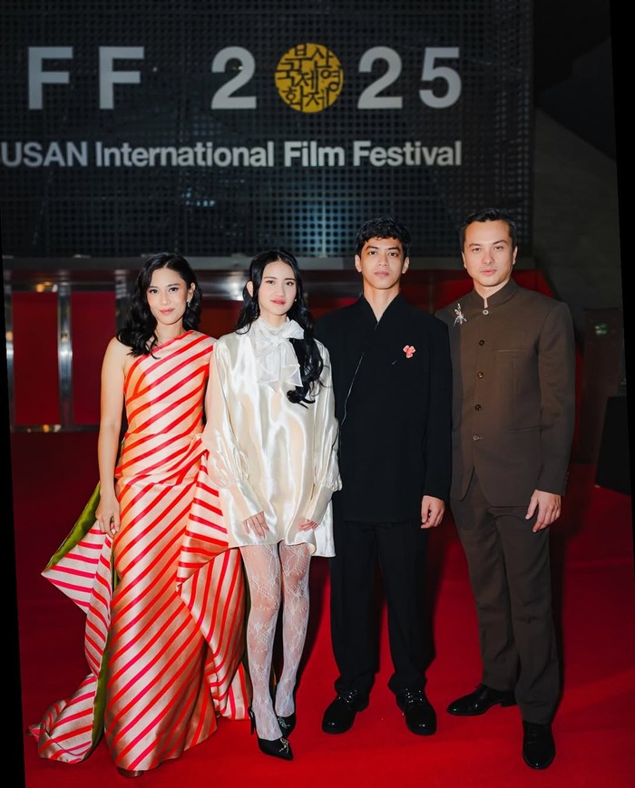 Dian Sastrowardoyo, Harleyava Princy, El Putra Sarira, Nicholas Saputra di red carpet BIFF 2025. Mereka mewakilan film Rangga & Cinta.