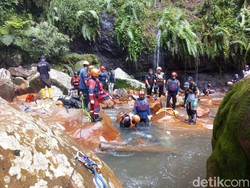 Sukarnya Evakuasi Jenazah yang Tersangkut di Dasar Curug Seribu Bogor