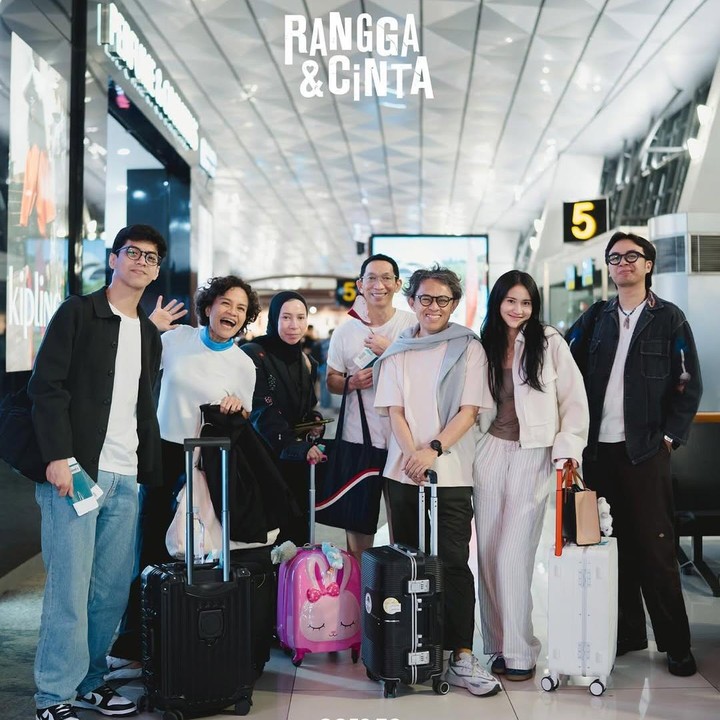 <p>Dian Sastrowardoyo dan Harleya Princy baru saja menghadiri Busan Film Festival (BFF) 2025 di Busan, Korea Selatan. Momen itu dibagikan langsung oleh kedua aktris melalui beberapa foto yang diunggah di akun Instagram pribadinya. (Foto: instagram @therealdisasts @mirlesfilm)</p>