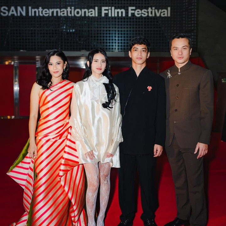 <p>Ada juga dua pemeran Rangga yang hadir dalam acara tersebut, yakni Nicholas Saputra dan El Putra Sarira. Para pemeran <em>AADC</em> dan <em>Rangga &amp; Cinta</em> ini pun terlihat foto bersama di karpet merah BFF. &ldquo;Ketika orang tuamu membawamu ke pesta prom,&rdquo; tulis Dian, dikutip dari laman Instagram <em>@therealdisastr,</em> Kamis (18/9/2025). (Foto: instagram @therealdisasts)</p>
