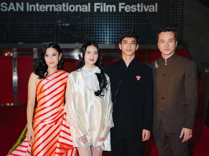 5 Potret Dian Sastrowardoyo dan Leya Princy 'Duo Cinta' Hadiri Busan Film Festival 2025 di Korea
