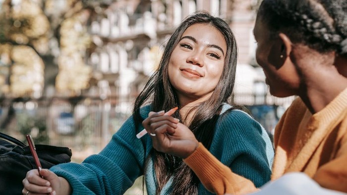 Tidak mudah terbuka kepada orang lain. Mereka butuh rasa percaya dan nyaman sebelum mulai berbagi cerita tentang hidupnya./ Foto: pexels.com/charlotte-may