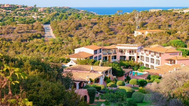 Sebuah vila di Sardinia, Italia, bernama Villa Certosa (sebelumnya Villa Monastero), adalah rumah milik Silvio Berlusconi. Itu jauh lebih dari sekadar rumah.