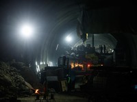 Batu Raksasa 770.000 Ton Kubur Tambang Emas, 33 Buruh Terjebak 69 Hari Batu Raksasa 770.000 Ton Kubur Tambang Emas, 33 Buruh Terjebak 69 Hari