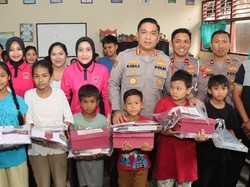 Kapolresta Denpasar Beri Perlengkapan Sekolah untuk Siswa Korban Banjir