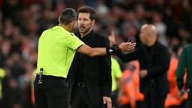 Simeone Berantem dengan Fans Liverpool hingga Kartu Merah, Ada Apa?