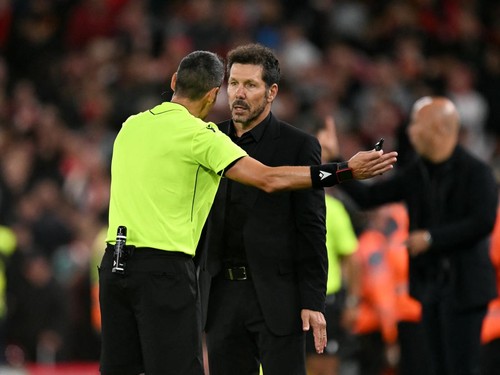 Simeone Berantem dengan Fans Liverpool hingga Kartu Merah, Ada Apa?