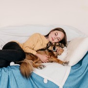 Tidur di Kasur Bersama Hewan Peliharaan, Apa Saja Efeknya Buat Kesehatan?