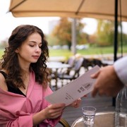 5 Ciri Kepribadian Orang yang Suka Bingung Memesan Makanan di Restoran