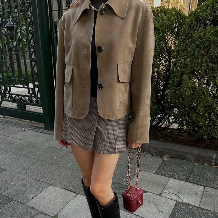 Jika kamu juga tertarik untuk menggunakannya sebagai handbag untuk tampil fashionable kamu bisa memadukannya dengan outfit yang lebih clean dan kasual.