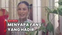 Nikita Mirzani Terima Bingkisan Coklat dari Fans di Sidang Lanjutan