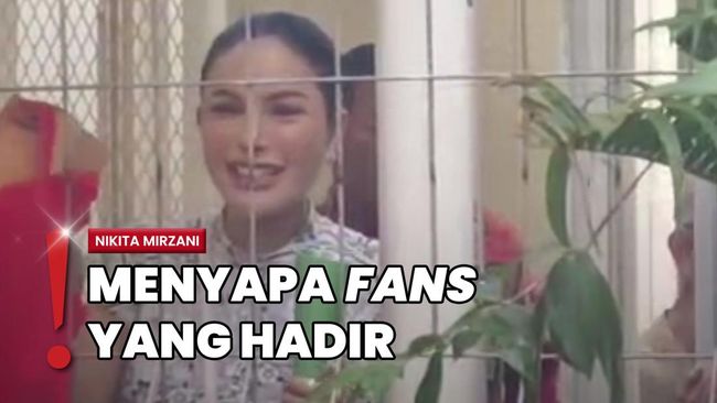 Nikita Mirzani Terima Bingkisan Coklat dari Fans di Sidang Lanjutan