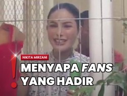 Nikita Mirzani Terima Bingkisan Coklat dari Fans di Sidang Lanjutan