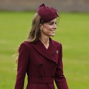 Sambut Donald Trump, Kate Middleton Kenakan Coat Dress Merah dan Tas Vintage Chanel