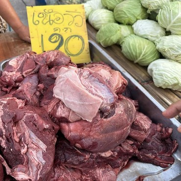 Viral Penjual Mie Babi di Bandung Pakai Peci dan Hijab