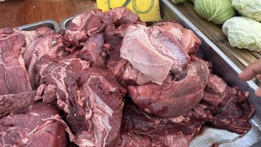 Viral Penjual Mie Babi di Bandung Pakai Peci dan Hijab