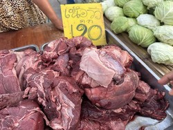 Viral Penjual Mie Babi di Bandung Pakai Peci dan Hijab