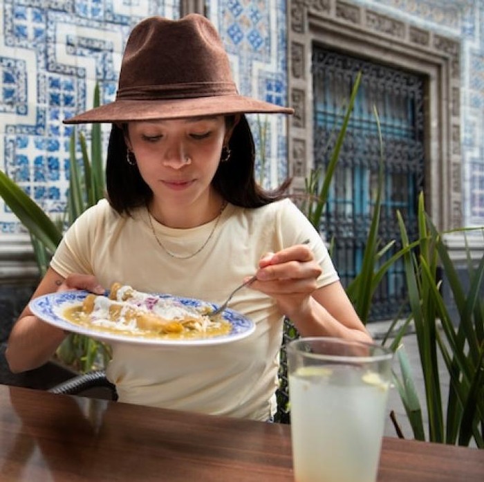 Piring bercak, garpu kotor, dan gelas bernoda bisa bikin pengalaman makan jadi tak nyaman. Hal sederhana seperti kebersihan sering luput dari perhatian. Bahkan tempat makan viral belum tentu layak dinikmati jika standar kebersihannya buruk.