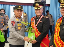 Kado Pohon bagi Personel Polda Riau Purna Tugas, Simbol Dedikasi Tak Henti