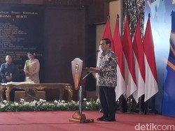 Kelakar Pramono di Wisuda Lansia: Ada yang Ketemu Jodoh Nggak?