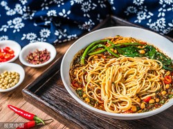 Punya Gelar PhD, Pria Ini Tak Gengsi Jualan Mie Pedas khas Chongqing