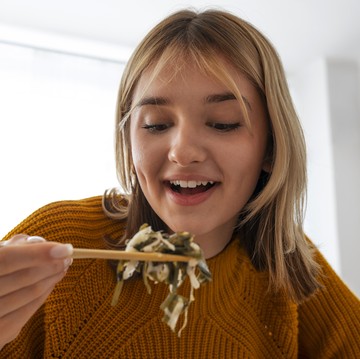 10 Makanan Korea yang Cocok untuk Diet, Ada Kimbap hingga Japchae