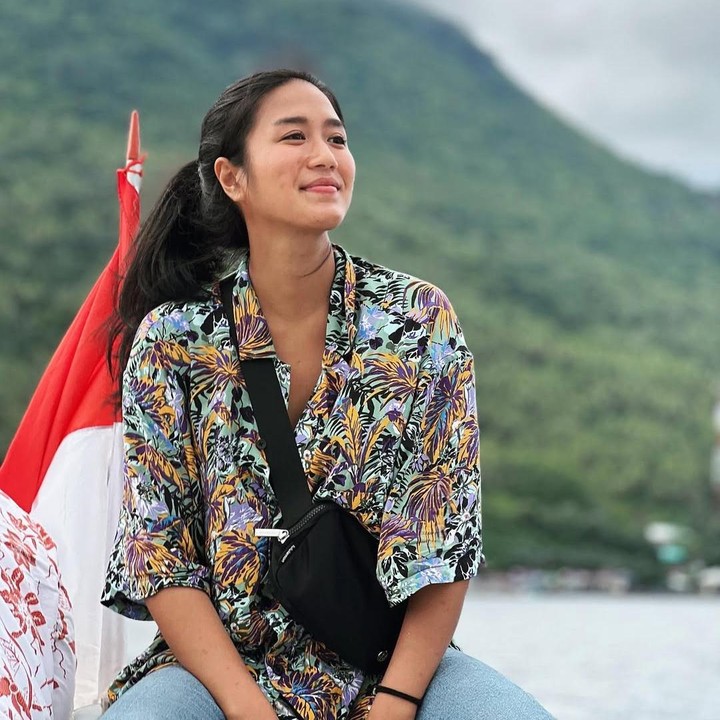 <p>Fotonya yang terpampang itu terlihat mengenakan pakaian tertutup dan dilengkapi dengan kata-kata mutiara yakni <em>Good Vibes Only.</em> Hal ini turut membuat Renatta memuji sang supir. &ldquo;Semangat untuk pak supir yang <em>good vibes</em>,&rdquo; tuturnya. (Foto: Instagram@renattamoeloek)</p>