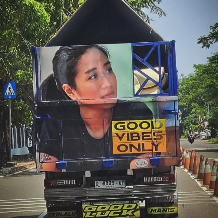 <p>Pada <em>postingan</em> itu, Renatta memberikan tanggapannya. &ldquo;<em>GOOD VIBES ONLY</em>. Biasanya sebel foto saya ada di truk2 (mungkin karena selalu konteksnya seksual dan wajar kalo saya kesel). Tapi kali ini, khusus truk ini, aku setuju,&rdquo; tulis Renatta, dikutip dari laman Instagram <em>@renattamoeloek,</em> Kamis (18/9/2025). (Foto: Instagram@renattamoeloek)</p>