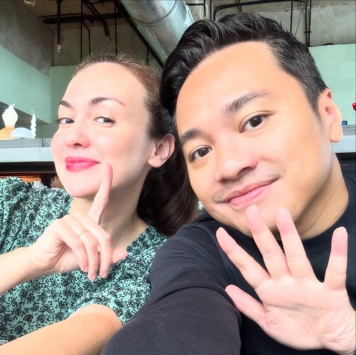 <p>Melalui unggahan ini, Cas suami Rianti juga menuliskan perasaan bahagianya bisa merayakan ulang tahun pernikahan yang ke-15 bersama sang istri. Cas secara khusus bahkan menantikan perjalanan dengan sang istri di tahun-tahun berikutnya. "Selamat ulang tahun pernikahan ke-15, sayangku. Sungguh perjalanan yang luar biasa. Aku tak sabar menantikan masa depan kita," tulisnya. (Foto: Instagram @casalfonso/ @riantic)</p>