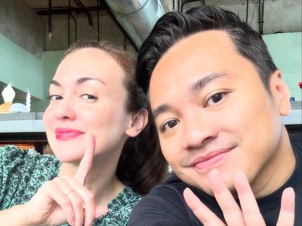 15 Thn Menikah, Intip Potret Rianti Cartwright & Suami Tetap Mesra hingga Bikin Konten Lucu