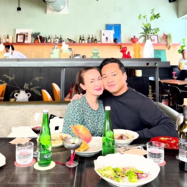 <p>Di ulang tahun pernikahan ke-15, suami Rianti mengunggah momen kebersamaannya dengan sang istri. Rianti dan suami tampaknya memutuskan untuk makan siang romantis untuk merayakan momen spesial ini. (Foto: Instagram @casalfonso/ @riantic)</p>