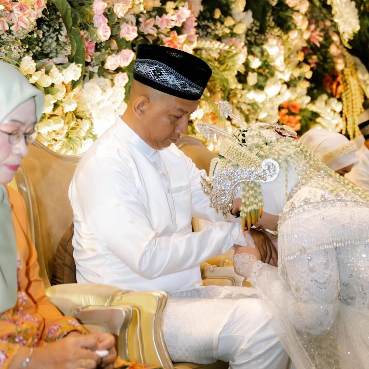 <p><em>Postingan</em> momen akad nikah putrinya itu dilengkapi dengan ungkapan yang menyentuh hati. &ldquo;Alhamdulillah akhirnya sampe juga di moment titik ini sebagai orang tua menikahkan anak pertama yang pertama kali dan rasanya kayak campur aduk gitu,&rdquo; tulis Rowman, dikutip dari laman Instagram <em>@babeh_rowmanungu,</em> Kamis (18/9/2025).&nbsp;(Foto: Instagram@babeh_rowmanungu)</p>