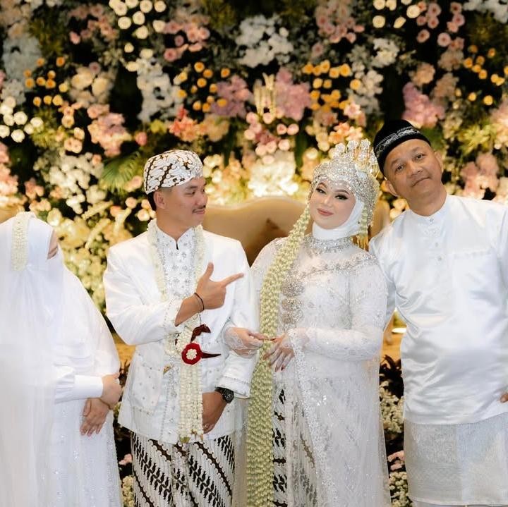 <p>Rowman Ungu baru saja menikahkan putri pertamanya yang bernama Rekha Aulia Rahmania, Sabtu (13/9/2025). Momen pernikahan sang putri pun dibagikan langsung olehnya di akun Instagram pribadi. (Foto: Instagram@babeh_rowmanungu)</p>
