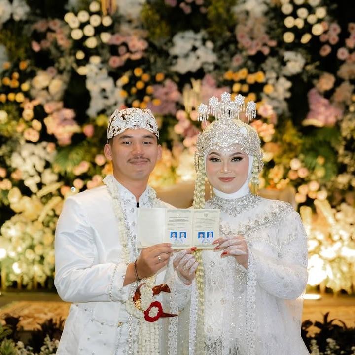 <p>Unggahan itu langsung diramaikan komentar netizen yang turut memberikan ucapan selamat. &ldquo;Selamat Bro <em>@babeh_rowmanungu</em>, smoga Ananda tercinta SaMaWa &amp; cpt dpt momongan,&rdquo; tulis akun <em>@wa2n_jun****.</em> &ldquo;Selamat ya beh...semoga sakinah mawaddah warohmah wabarokah,&rdquo; tulis akun <em>@nur****.&nbsp;</em>(Foto: Instagram@babeh_rowmanungu)</p>