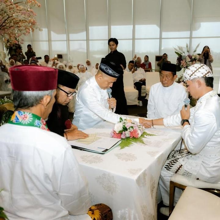 <p>Rowman pun mengaku bahagia sang putri telah menemukan pasangan hidupnya. &ldquo;Yang pasti bahagia anak udah mendapatkan pasangan hidupnya yang insya Allah sakinah mawadah warohmah sampe akhir hayat,&rdquo; tuturnya.&nbsp;(Foto: Instagram@babeh_rowmanungu)</p>