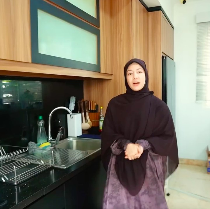 <p>Ruangan pertama yang dikenalkan Natasha Rizky di rumah barunya ini adalah dapur. Perempuan 31 tahun ini merenovasi dapurnya menjadi tampilan yang minimalis dengan nuansa cokelat dan hitam. Natasha Rizky juga membuat mini bar di area dapur untuk menyalurkan kegemarannya membuat kopi dan matcha. (Foto: YouTube Trio Strong Family)</p>