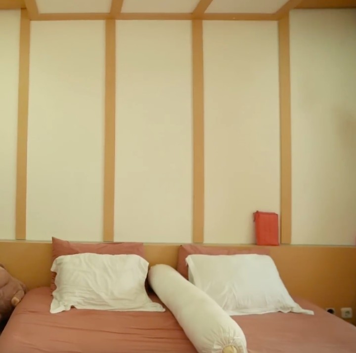 <p>Selain ruang tamu, Natasha Rizky juga menggunakan tema Jepang untuk dekorasi kamar tidurnya. Perempuan bernama lengkap Natasha Rizky Pradita ini mengubah <em>backdrop</em> dinding kamar tidurnya dengan gaya dinding ala Jepang. Tak hanya bagian dinding, Natasha Rizky juga menggunakan bahan kayu cokelat ala Jepang untuk lantai dan rak tempat televisi. (Foto: YouTube Trio Strong Family)</p>