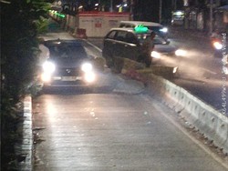 Lagi dan Lagi! Separator TransJ Koridor 9 Ditabrak Mobil