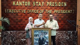 A.M Putranto Menangis Saat Serahkan Jabatan Kepala KSP ke Qodari