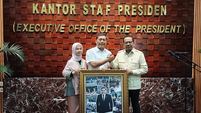 A.M. Putranto resmi menyerahkan jabatan Kepala Kantor Staf Kepresidenan kepada M. Qodari usai dicopot Prabowo lewat reshuffle kabinet.