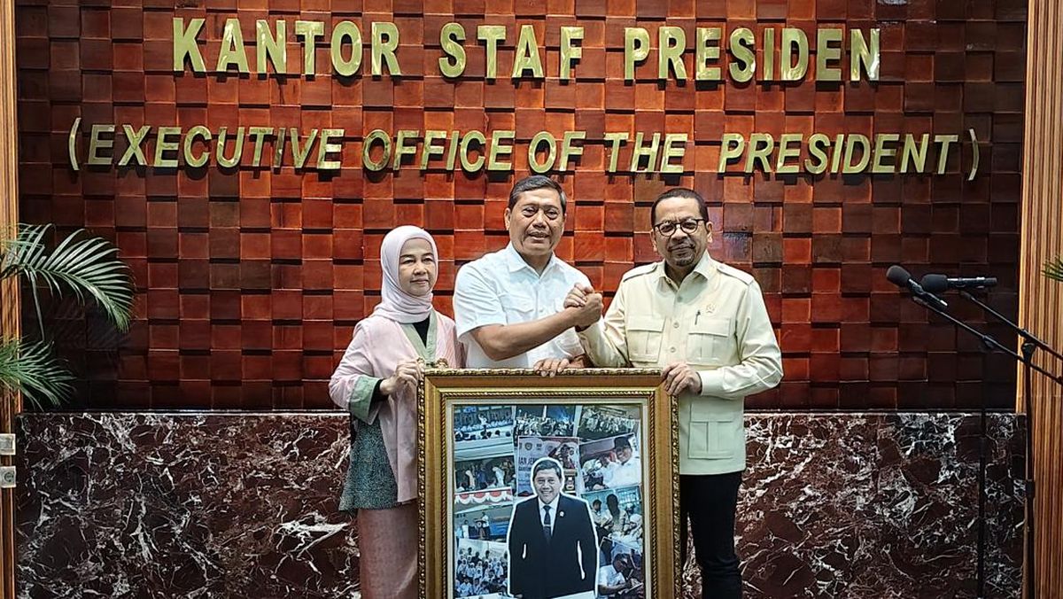 A.M Putranto Menangis Saat Serahkan Jabatan Kepala KSP ke Qodari