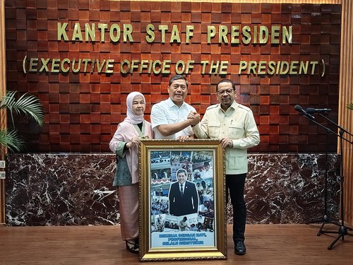 A.M Putranto Menangis Saat Serahkan Jabatan Kepala KSP ke Qodari