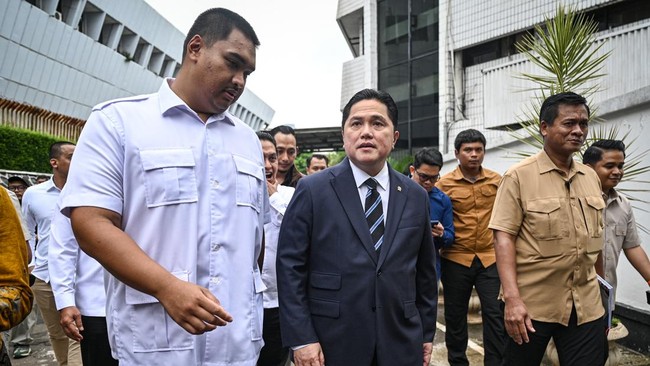 Timnas Indonesia hadapi jalan terjal menuju Kualifikasi Piala Dunia 2026, melawan Arab Saudi dan Irak. Tantangan berat, namun harapan tetap ada.