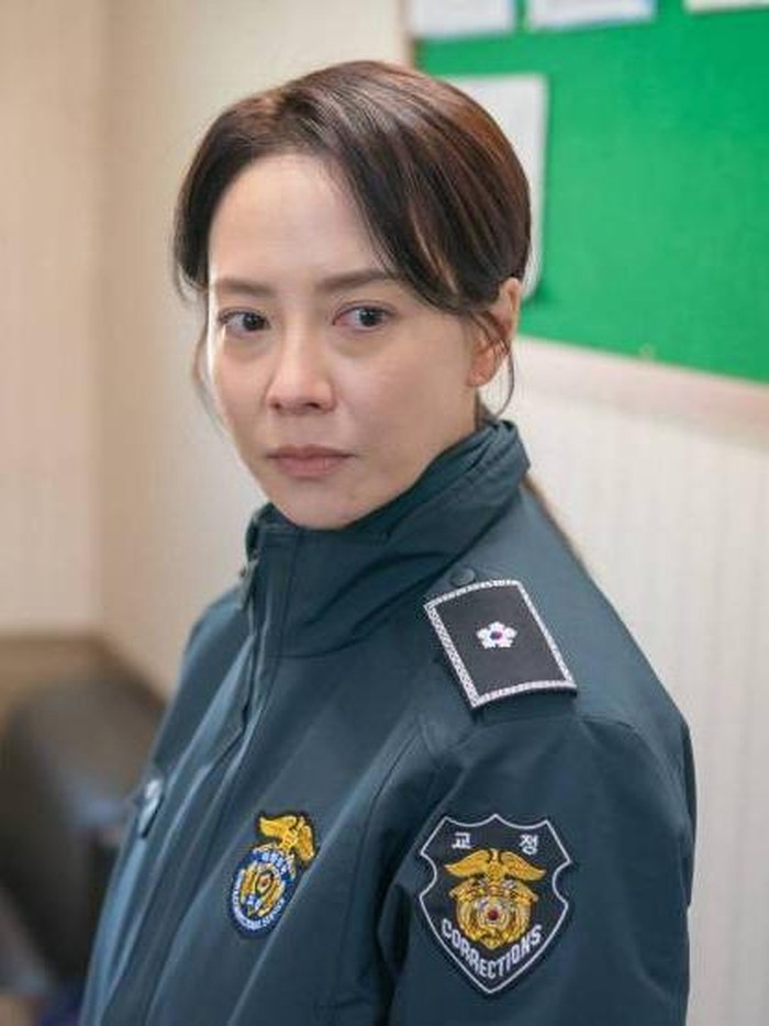 Film terbaru Song Ji Hyo, Home Behind Bars, menyajikan jalan cerita yang menyentuh dan bikin penasaran. Meski belum diketahui apakah film ini akan masuk ke bioskop Indonesia, tapi kamu wajib menantikan penayangan perdananya.